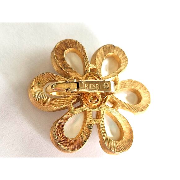 Vintage Crown Trifari 50s 60s Milk Glass Flower Earrings Clip On - Picture 6 of 8